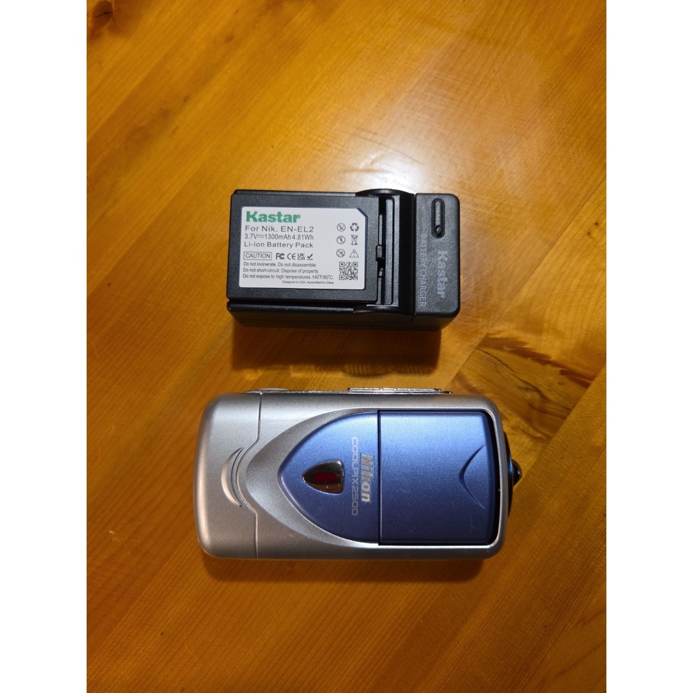 Nikon COOLPIX 2500 Silver Blue 2MP Compact Digital Camera Swivel 3x Nikkor Japan